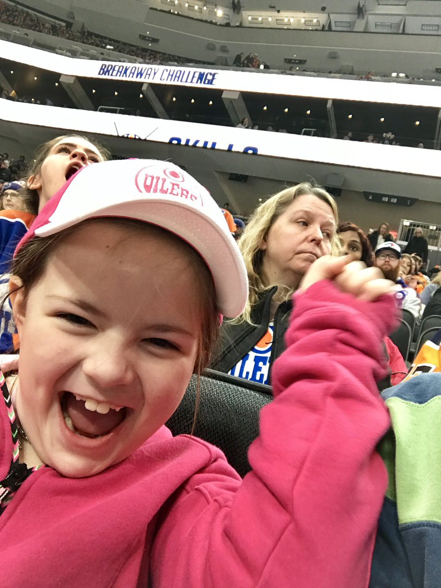 GregDuguid's tweet image. Emma’s cheering for #teamwhite, but secretly more excited to spot the #Talbottwins @ctalbot33 @kellytrain on the bench! ❤️❤️ #OilersSkills #FamilyDay