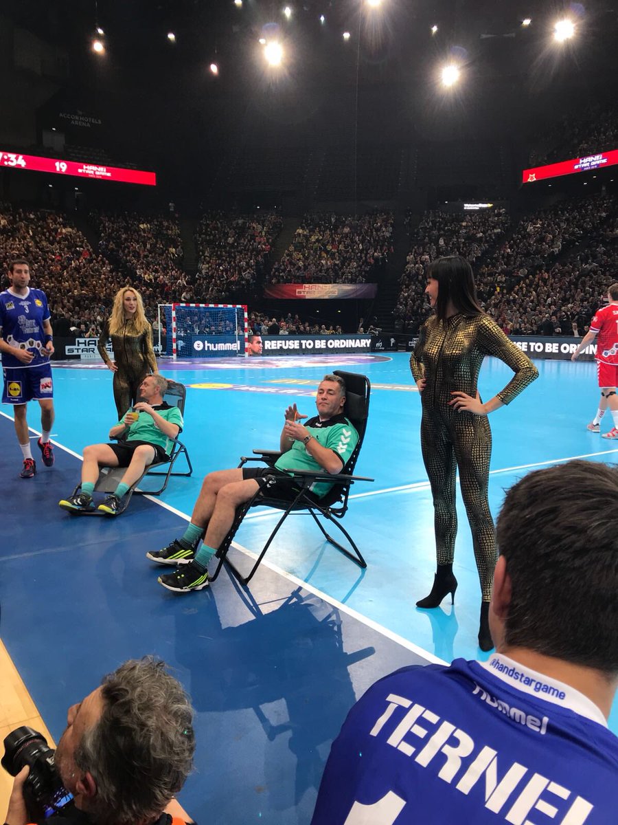 Quand ton boss t’accorde un RTT à l’<a href="/AccorH_Arena/">AccorH_Arena</a> ☀️🍸

#HSG2018 @LidlStarligue