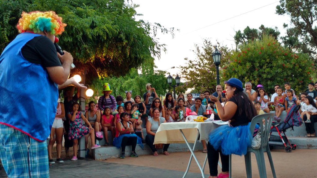 FlavioCharo's tweet photo. Necesitamos recuperar los espacios públicos y que mejor hacerlo junto a la familia. #CircoMóvil #AnfiteatroPilar 
@RadioXPilar @PilarDeTodos @PeriodicoDPilar https://t.co/laXwYqB7Pg