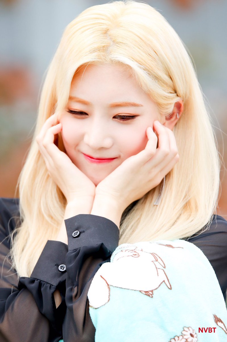 loona pics on Twitter: "kim lip — 171102 nvbt #이달의소녀; #김립;…