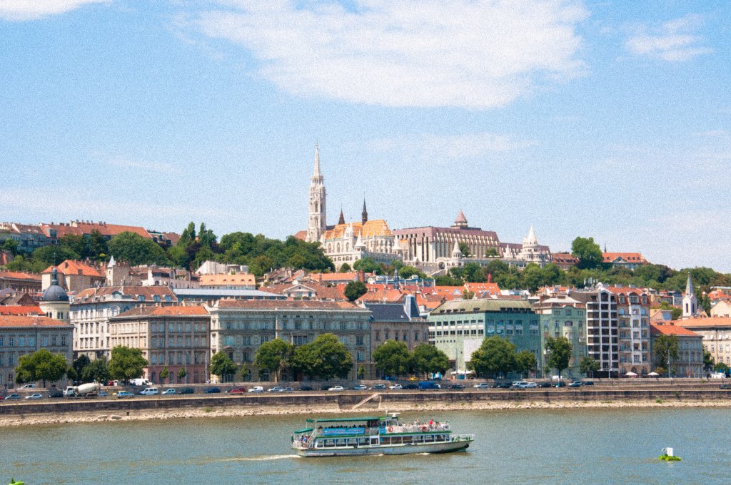 CANDAYYE's tweet photo. Budabest https://t.co/zeLddpy1Aj https://t.co/fPXAzbtX7i