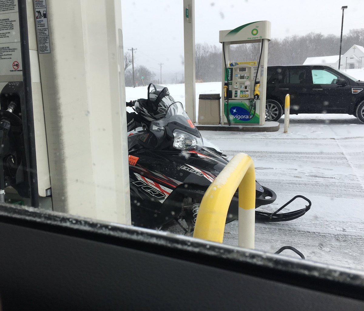 slbeatty's tweet photo. When you park next to snow mobiles at the gas station....❄️❄️ 👏👏#BoldNorth #WesternWI https://t.co/btp5RHA5AS