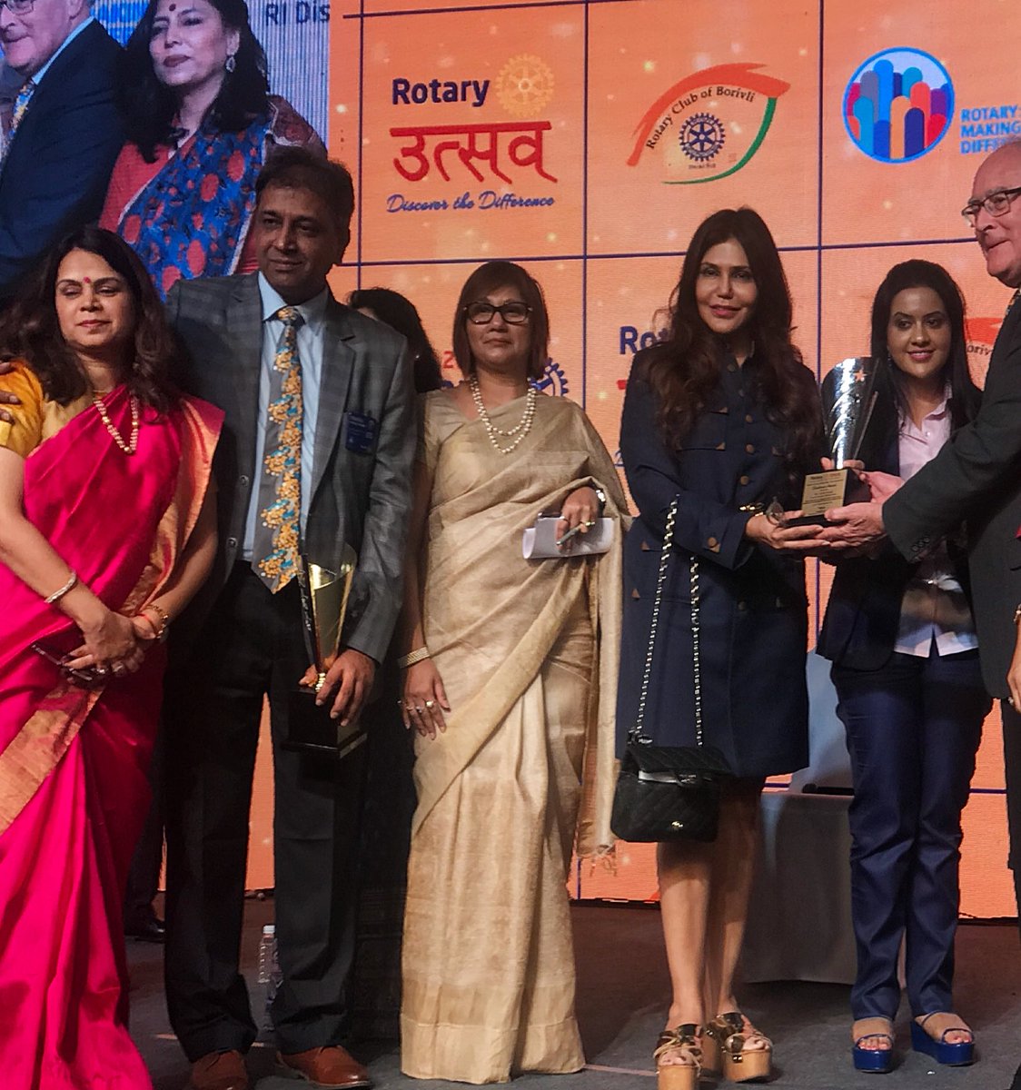 nishjamvwal's tweet photo. A very relevant panel on #contextual issue of #WomenEmpowerment with #Maharashtras #FirstLady @fadnavis_amruta @namita_vikas @Abha_ypsingh organised by eminent journalist @VidyottamaPS for #Rotrary #DISCON #womenofsubstance https://t.co/OzJEzCk6nb