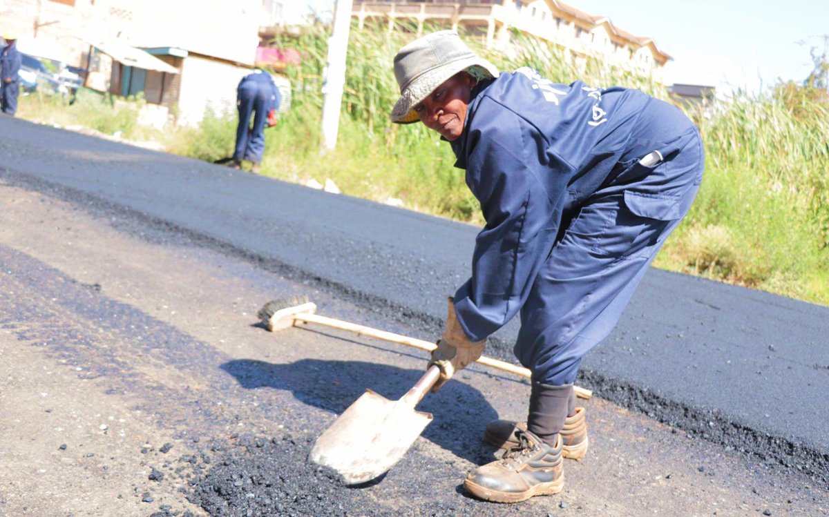I later inspected ongoing tarmacking of Birgham road in Thika town. The road connects Mosque Road and Harry Thuku road. #Kabawira.
