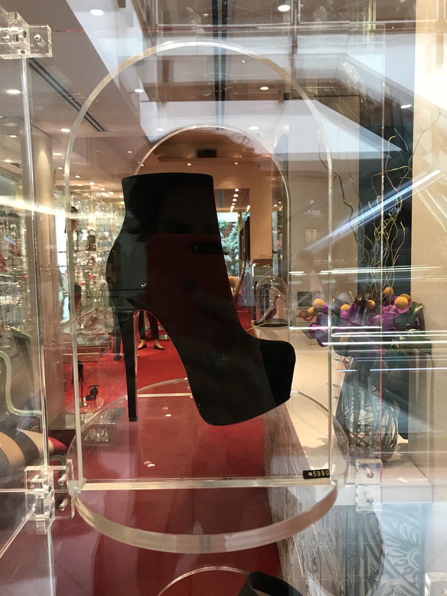 stayquietnadal's tweet photo. louboutin é lindo demais ser mulher e usar isso é o APICE da chiqueza na vida de uma pessoa

imagina vc com um sapato desses de roupao tomando champagne enquanto descobrem o corpo do seu marido morto no armario de casa https://t.co/nrTA5Zd3F9