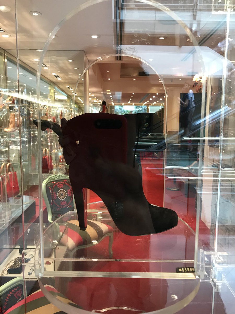stayquietnadal's tweet photo. louboutin é lindo demais ser mulher e usar isso é o APICE da chiqueza na vida de uma pessoa

imagina vc com um sapato desses de roupao tomando champagne enquanto descobrem o corpo do seu marido morto no armario de casa https://t.co/nrTA5Zd3F9