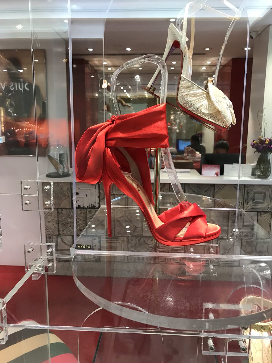 stayquietnadal's tweet photo. louboutin é lindo demais ser mulher e usar isso é o APICE da chiqueza na vida de uma pessoa

imagina vc com um sapato desses de roupao tomando champagne enquanto descobrem o corpo do seu marido morto no armario de casa https://t.co/nrTA5Zd3F9