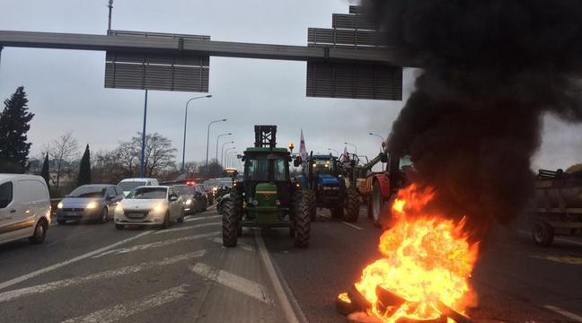 Manifestation des agriculteurs: Blocage de l’A62 vers Montauban et opération escargot dans l’Aude bit.ly/2s8FLHY