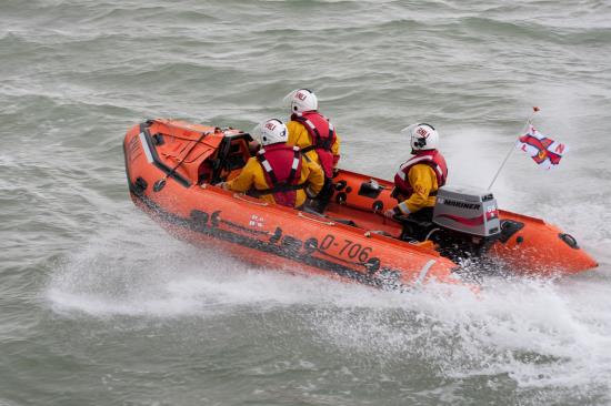 Thanet_CommSafe's tweet photo. 👉Margate @RNLI Inshore Lifeboat Crew Rescue Father &amp; Daughter In Tide Drama. 
https://t.co/mwRTTjhbEg👈
#margate @IsleThanetNews https://t.co/NlhYdd53ZD