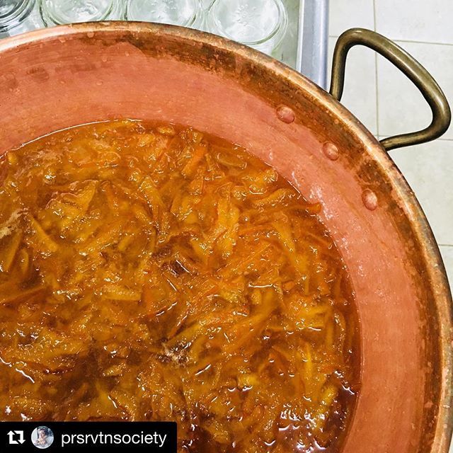 Only 2 spots left for next Subday's marmalade workshop with @prsrvtnsociety! For more info: ift.tt/2DZpoic
--
#Repost @prsrvtnsociety ・・・
SHE’S BAAAAACK!!!! Seville’s, baby!!!!!!! 🍊🍊🍊These marmalade oranges are the top number one, and t… ift.tt/2ED1sCA
