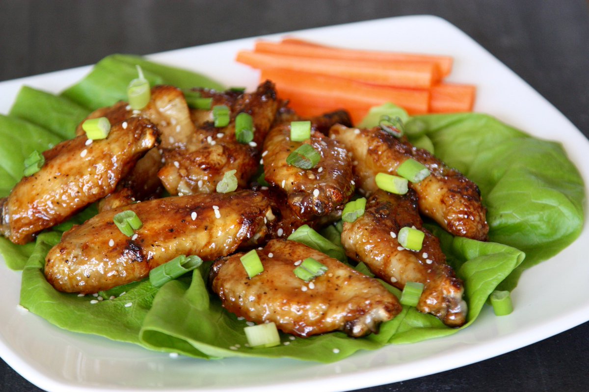 We nailed it with these baked honey sriracha chicken wings. Slight spicy, slightly sweet, perfectly delish! 👊🏼 goodthymekitchen.com/baked-honey-sr…