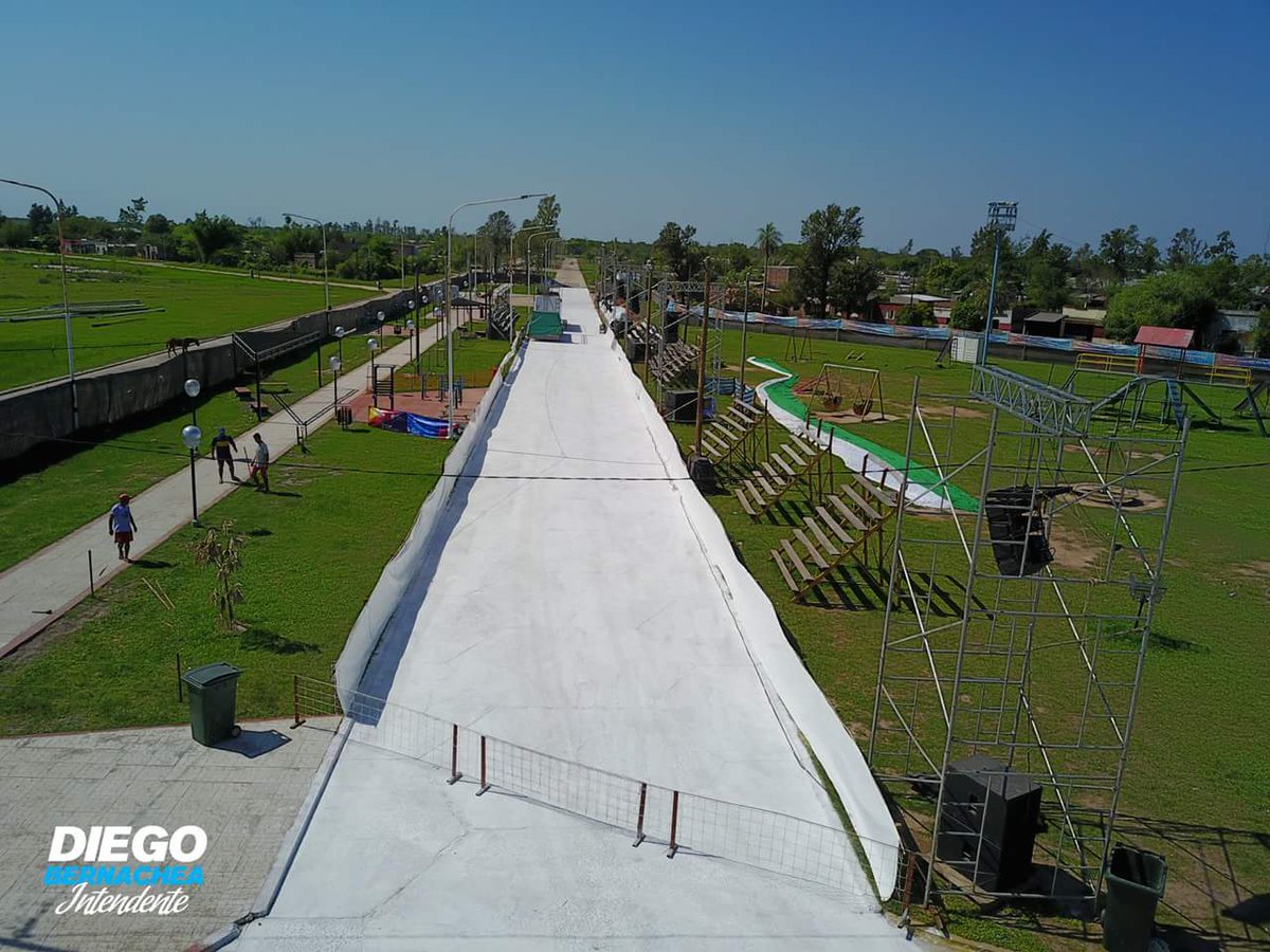 chacoenlinearad's tweet photo. #PciaDeLaPlaza. Corsodromo listo para una nueva noche de brillo de las comparsas: #Bahia #Aramba #AraZunu.
Felicitaciones a trabajadores municipales y a Comisión central de corsos por el gran trabajo! https://t.co/TnhlI0hL26