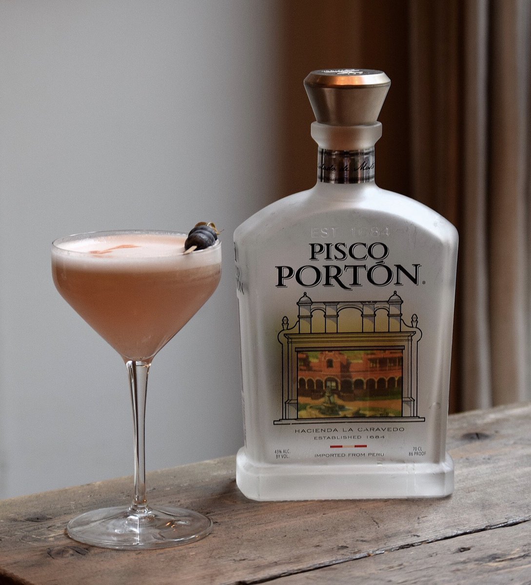 JonesShoreditch's tweet photo. Happy Pisco Sour Week! 🍸🙂
Patrick’s created this delicious special Pisco Sour cocktail to celebrate🍸😃 @PiscoPorton Frangelico Italian hazelnut liqueur, lemon juice, egg white & fresh blueberries. Yum 🙂 #pisco #piscosourweek #cocktails #shoreditch @PiscoIsPeruUK https://t.co/ADqMsCTHuY