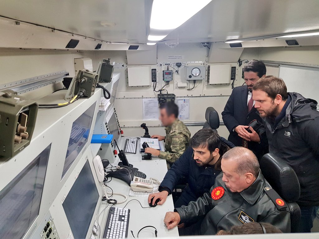 yenisafak's tweet photo. Cumhurbaşkanı Erdoğan, Zeytin Dalı Harekatı'nda etkin kullanılan yerli üretim İHA ve SİHA üssünü ziyaret etti
https://t.co/QH1QfpSQoc https://t.co/BJGSwcaZPF