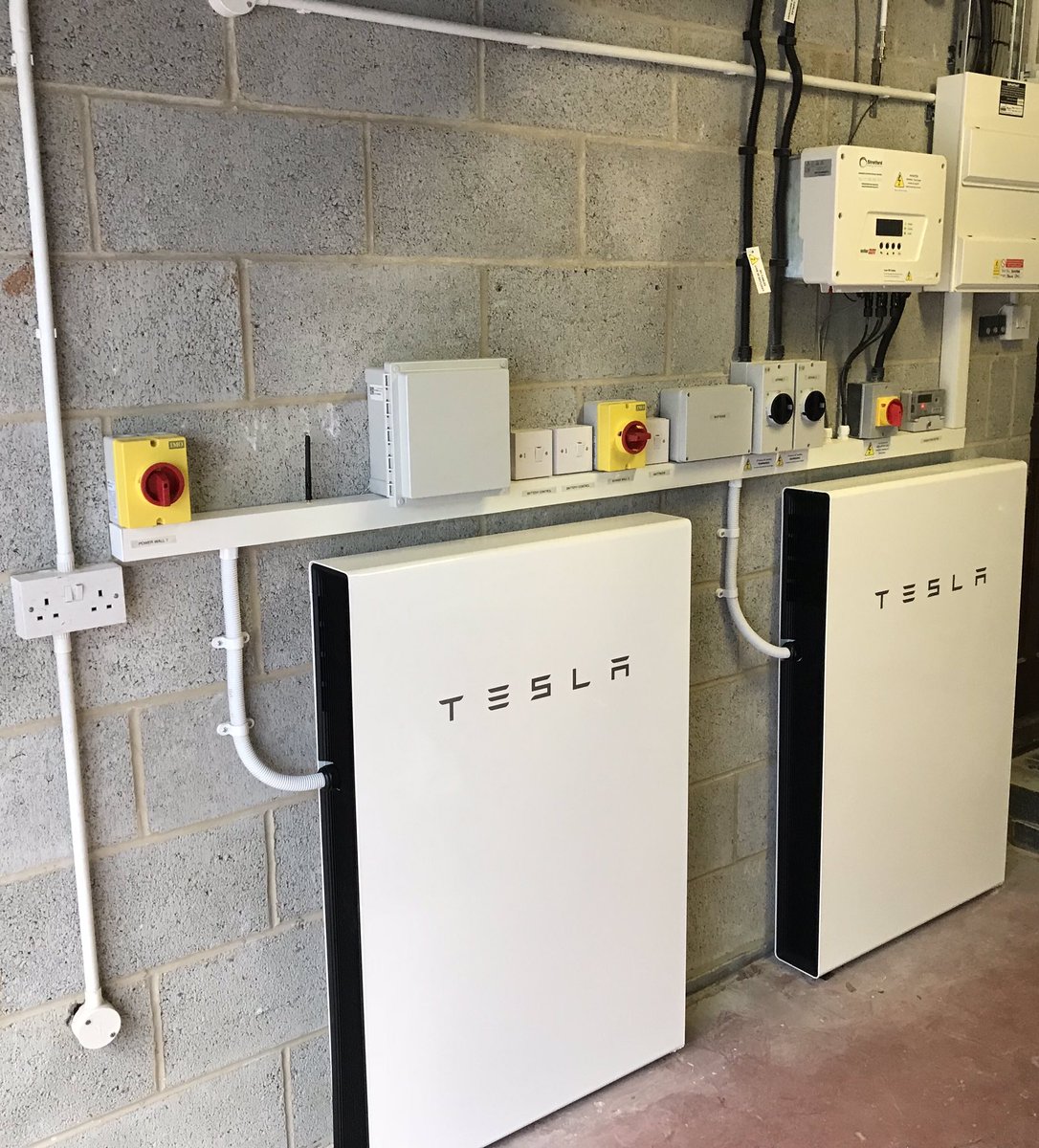 Stratfordenergy's tweet photo. Top quality install by @Stratfordenergy team 6.54kWp @SunPower #solarpv @SolarEdgePV optimisation 2 x #Tesla #Powerwall2s @MyEnergiLTD #Eddi &amp; #Harvi #energystorage #solutionriseseveryday #Kenilworth https://t.co/Y8FF8tsAY5