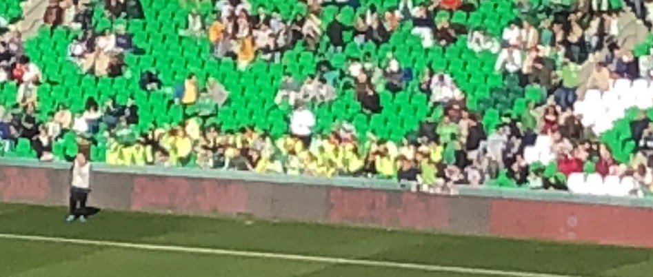 Como en cada partido que se juega en nuestro estadio del <a href="/RealBetis/">Real Betis Balompié 🌴💚</a>, nos acompañan los niñ<a href="/s/">『S』</a> de las diferentes asociaciones y colegios de Lora. Gracias a todos y en especial a los monitores que sin ellos no se podría realizar esta actividad la peña.