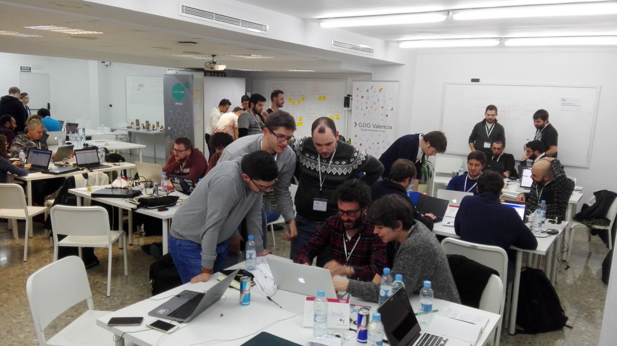 gdgvalencia's tweet image. Los equipos están ultimando detalles y probando sus asistentes vocales. ¡Qué ganas de escuchar los pitches! #HackathonThings #Hackathon @ActionsOnGoogle