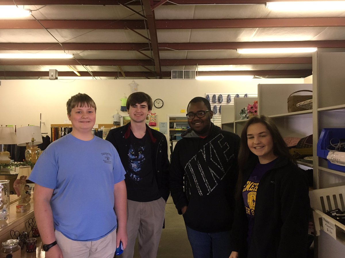 Parksj_EHS's tweet photo. EHS Beta club volunteering at Labor of Love. https://t.co/K3805d3Q4F