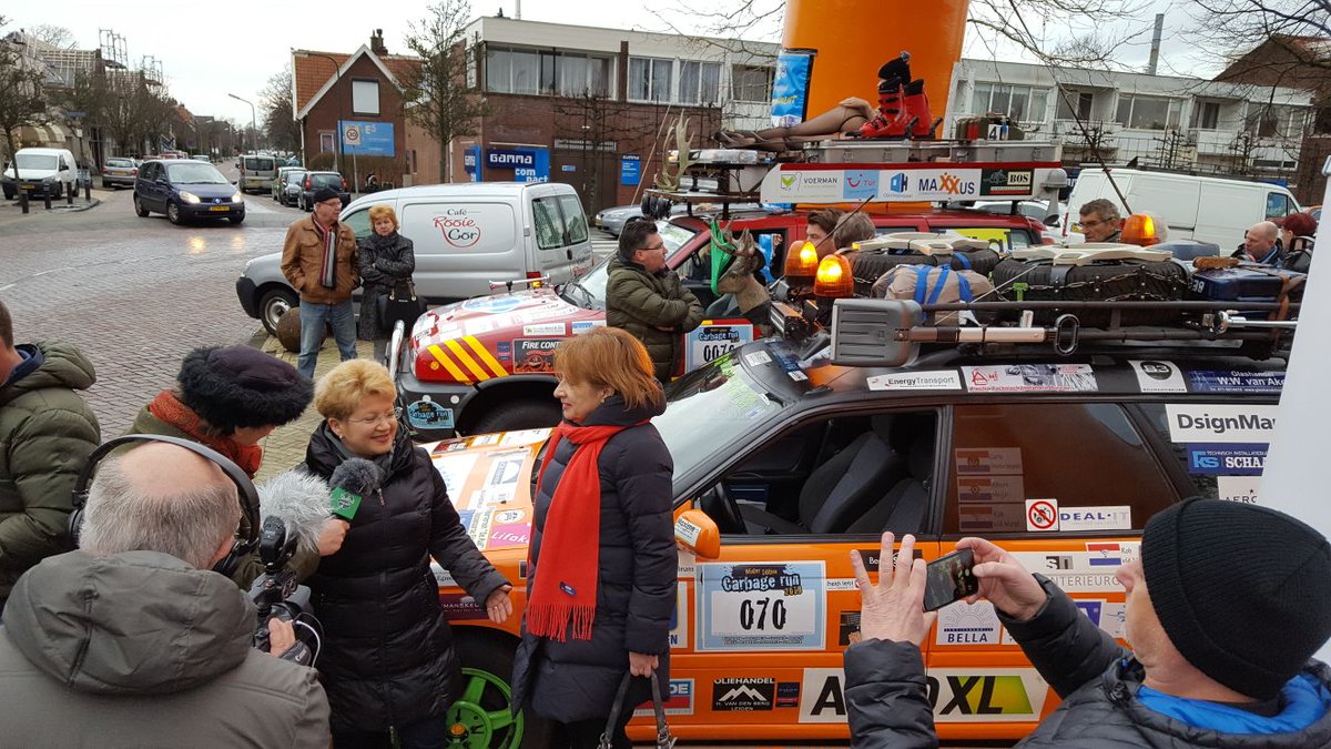 Aanwezig met ambassadeur van #Croatië <a href="/AndreaErcegovac/">Andrea Ercegovac🇭🇷</a> bij vertrek van <a href="/Carbagerun2017/">CarbageRun2018</a>. Deze  winter editie gaat door ons mooi #Europa tot prachtig #Transylvanië in #Roemenië. Blij om gemeenteraad leden en inwoners van #Wassenaar weer te ontmoeten. <a href="/Gem_Wassenaar/">Gemeente Wassenaar</a>