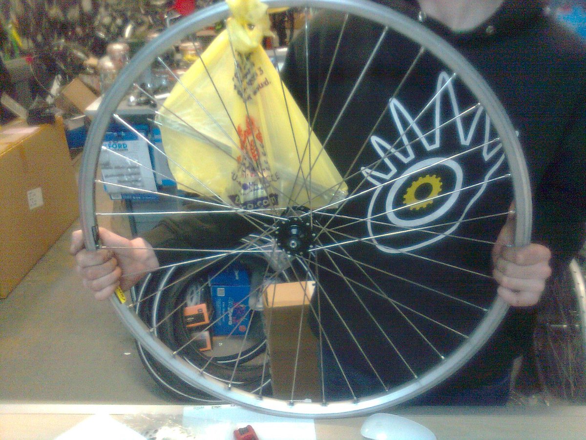 BahaNick16's tweet photo. left the balmy climes of #Eccleshill to venture up to the land of snow & gritters, home to @queeniequeensCC and @firthcycles Newly rebuilt #SPdynamo wheel to fit when I thaw out 🐧0°to1° hardy folk up in Queenie🚴♂️😉 https://t.co/Uy52JDbRA6