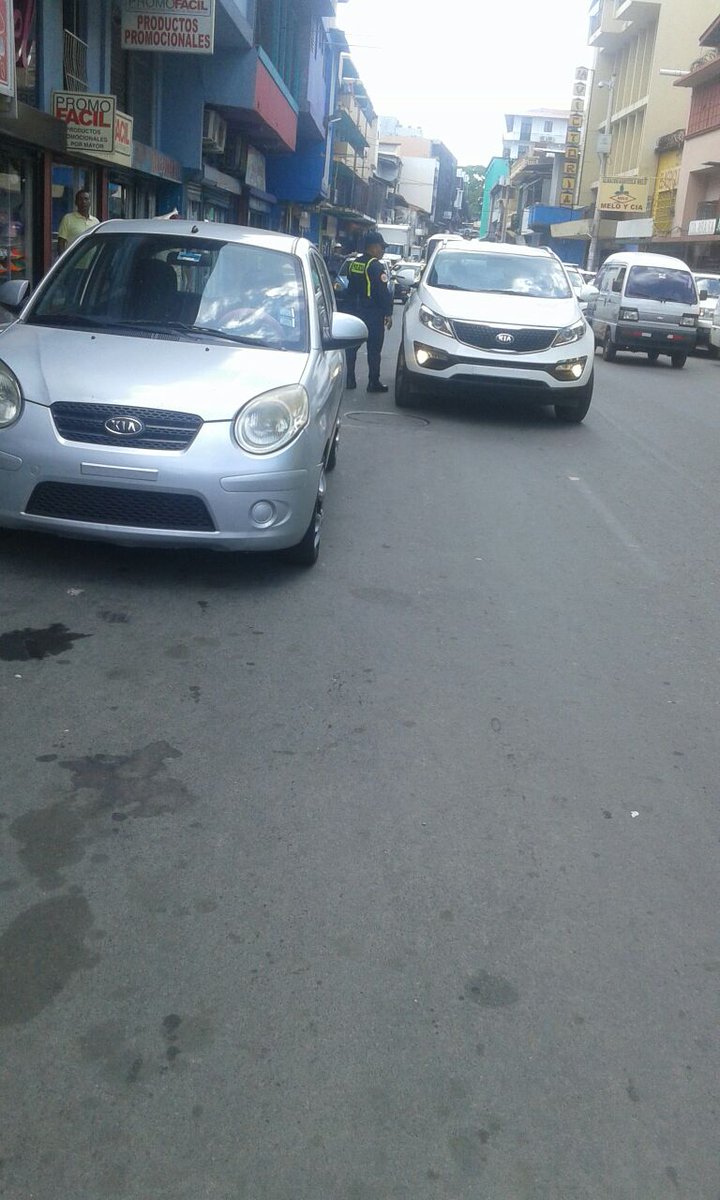 policiadepanama's tweet photo. Sé responsable y estaciónate en lugares indicados. Unidades de la Dirección Nacional de Operaciones del Tránsito realizan operativo en varios puntos de la capital. #AvenidaB https://t.co/K9HOYV00PX