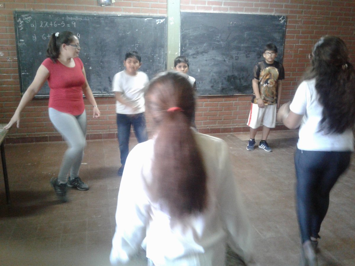 Conteniendo a niños y adolescentes en E.A. 4303 Oran