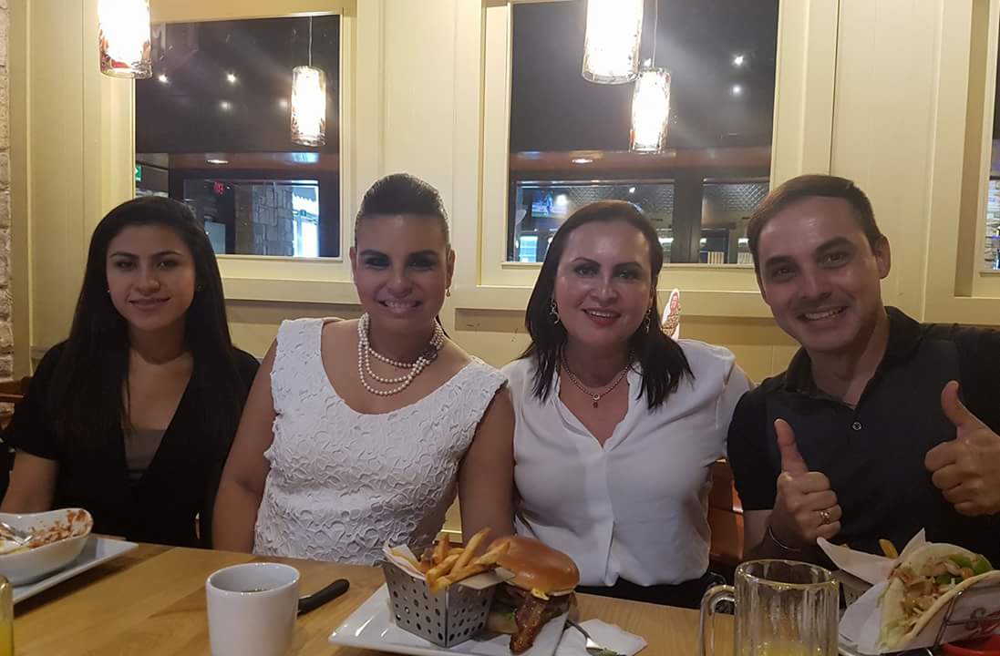 AlejandraMid's tweet image. Desayunado andamos (Obligatorio por la materia) #NiQueriamos #JaJa #EtoquetaYCeremonial ☺