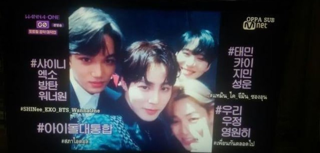 c6112s's tweet photo. วงผู้น้องมารวมตัวกันแล้วค่ะ ลองนึกภาพยังจีมซบอกไคซิ้😭 #JIMIN #BTS #KAI #EXO #teamin #TAEMIN #SHINee #SUNGWOON #WANNAONE https://t.co/vGltWRmXPA