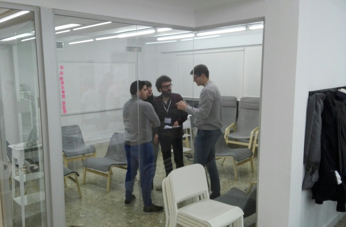 gdgvalencia's tweet image. Los equipos aprovechando cualquier rincón para ensayar. Vamos a escuchar unos pitches fantásticos, no cabe duda 🤓🙌 #HackathonThings #hackathon @valencia_lab @ActionsOnGoogle