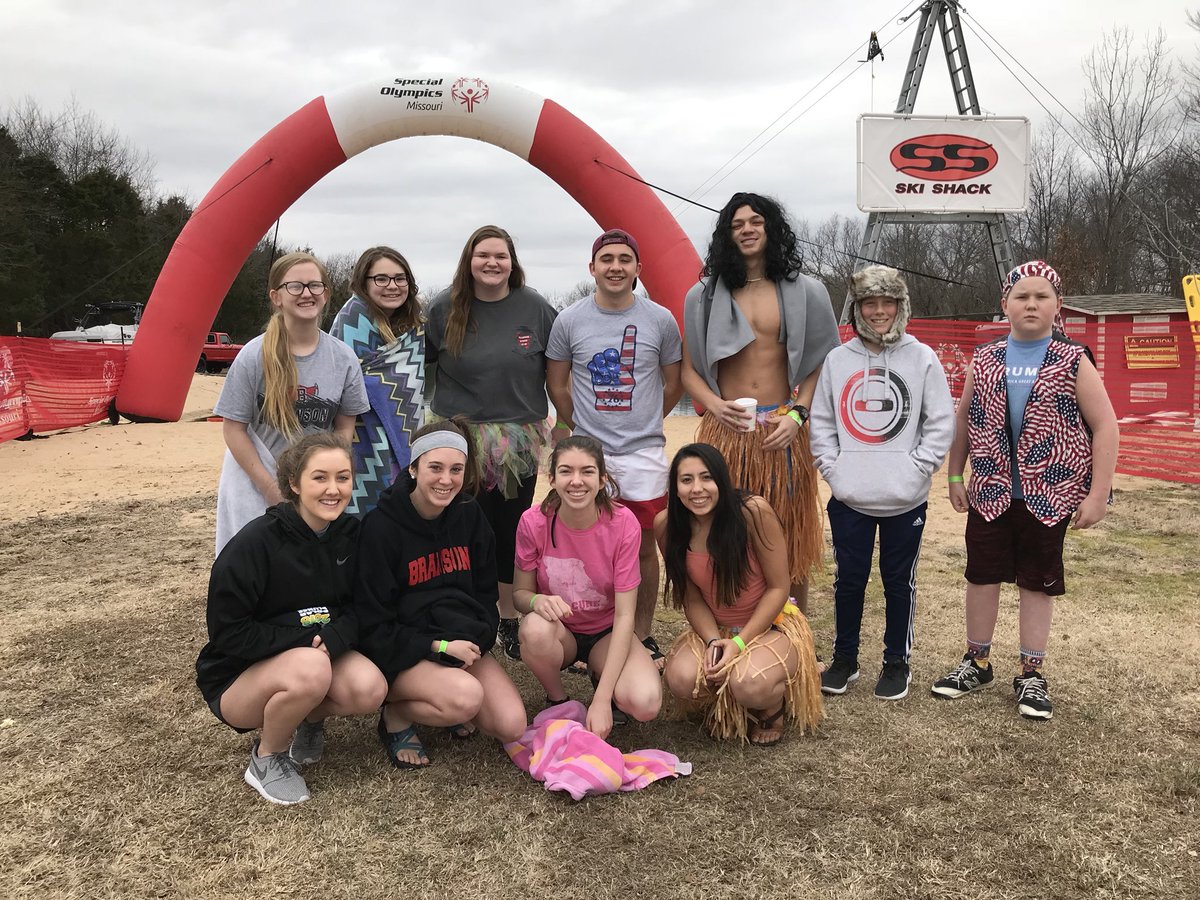 sridinger's tweet photo. Branson Students “Freezing For a Reason”!  Getting ready for the Polar Plunge and supporting the Special Olympics! #33degrees @bransonschools @BransonStuCo https://t.co/OuxFwqIoC5