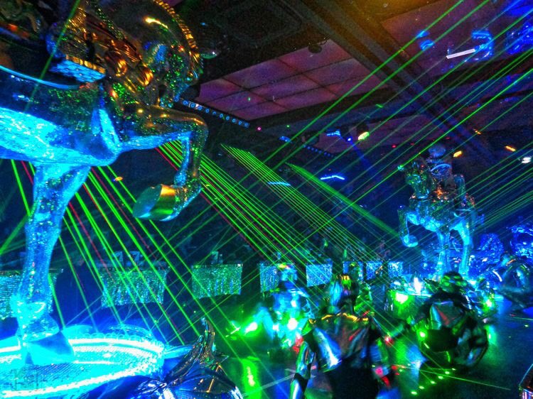 flourescant's tweet photo. Robot Restaurant in Tokyo https://t.co/Sntt0Fh3wF
