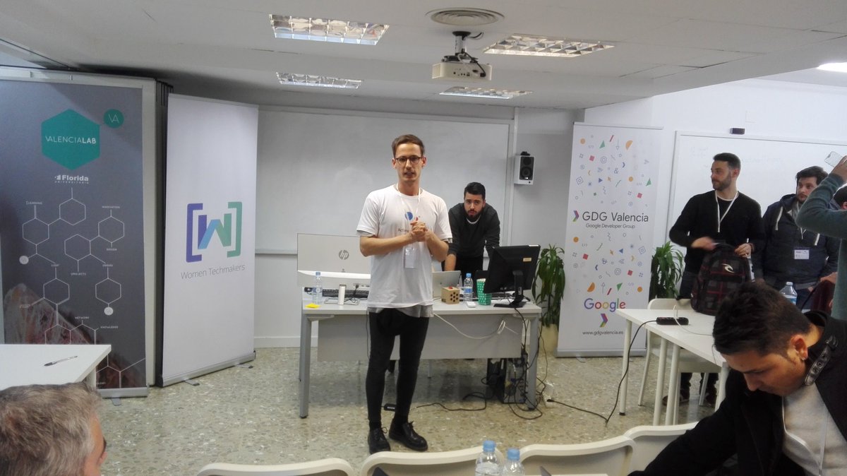 gdgvalencia's tweet image. Nuestro facilitador @CrisVillarGar dando las últimas instrucciones antes del networking y del cierre del #hackathon 🙌 #HackathonThings @GDG_ES @ActionsOnGoogle