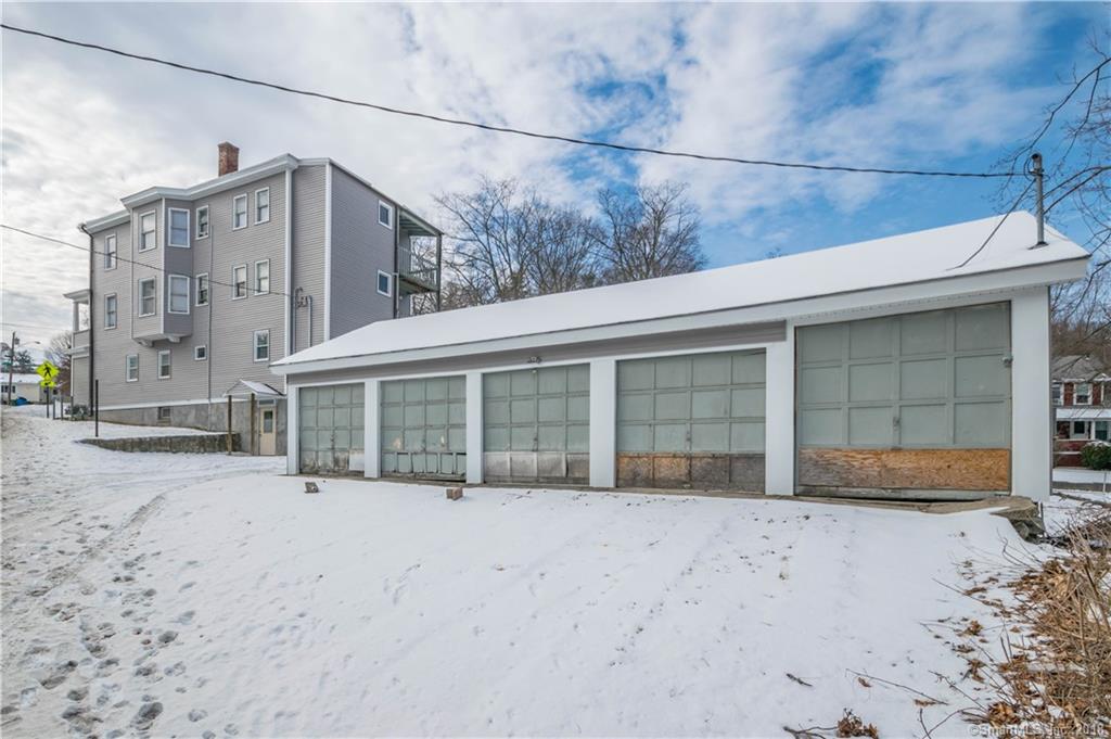 instantrealtor's tweet photo. For sale in Waterbury!! Multi Family with great cash flow. Remodeled first floor apartments , detached 5 car garage. Off street parking. Great commuter location. $299,900. #realestate #waterbury #waterburyct #connecticut #CTrealestate #multifamilyhome #listing #sellingCT #Realtor https://t.co/EZSjEUAHwr