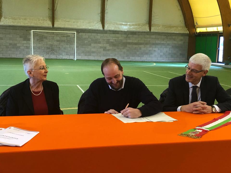 provinciaBg's tweet photo. #BettyAmbiveri di #Presezzo Siglato l'accordo tra Provincia di Bergamo, Comune di Presezzo e l'Istituto superiore per l'adeguamento e ampliamento della palestra. Verrà inaugurata con il nuovo anno scolastico Leggi: https://t.co/dE3FCmaI25 https://t.co/VLOCeN6CKZ