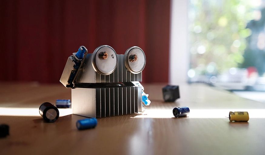 ArmelNguyen's tweet photo. Cet artiste transforme vos #dechets électroniques en adorables petits personnages : Cela peut faire sourire, mais c'est pas si bête! #DEEE via @phenixfr: https://t.co/TO6V7pmxwd https://t.co/coJJpptGaB