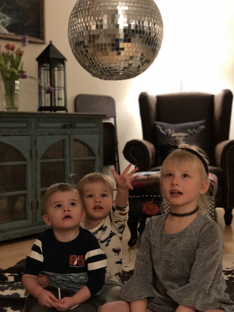 anderslundsgard's tweet photo. Bästa barnuppfostran innefattar mellomys. #Kusiner #ViTittar #Mello2018 https://t.co/aI6ij5GxPL