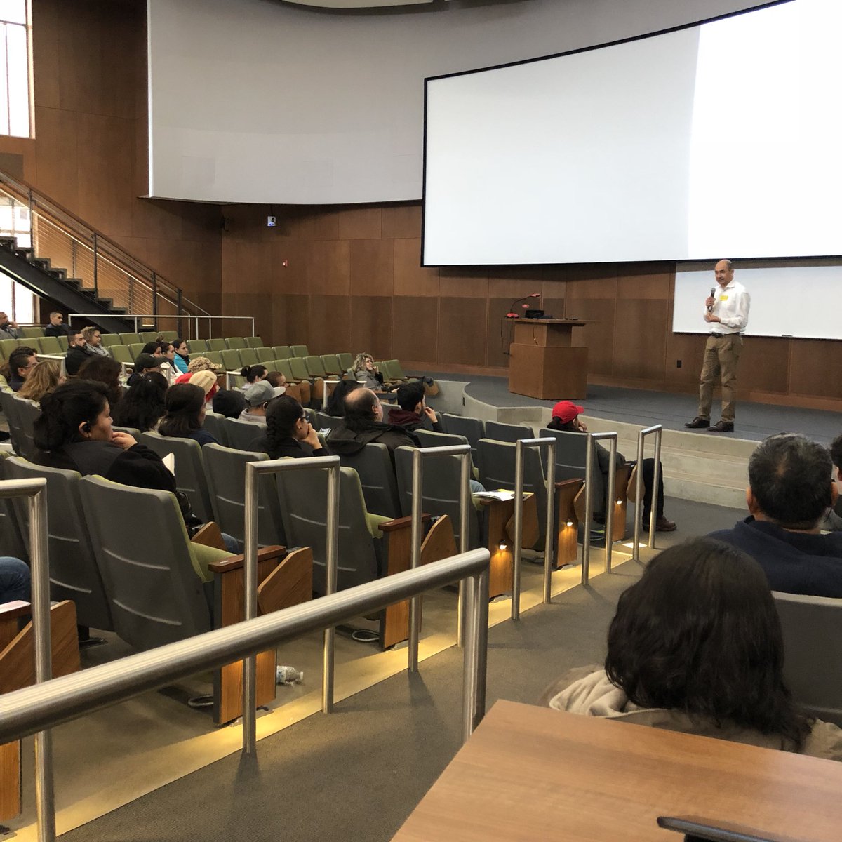 Cookiekeck's tweet photo. 8th Grade Waldo Parents learning how their student can go to U of O! @SalemKeizerAVID #ThisisAVID @AVIDOregon @uoregon https://t.co/ca8ubPkIoP