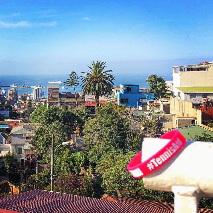 TennisAid1's tweet photo. La pulsera mágica sigue de viaje. Esta vez en Valparaíso, Chile. 
Foto de nuestro amigo @sergirevert92 🇨🇱
#tennis #TennisAid #TennisAidFriends #magicbracelet #valparaiso #chile https://t.co/ZJGHPL4fWZ
