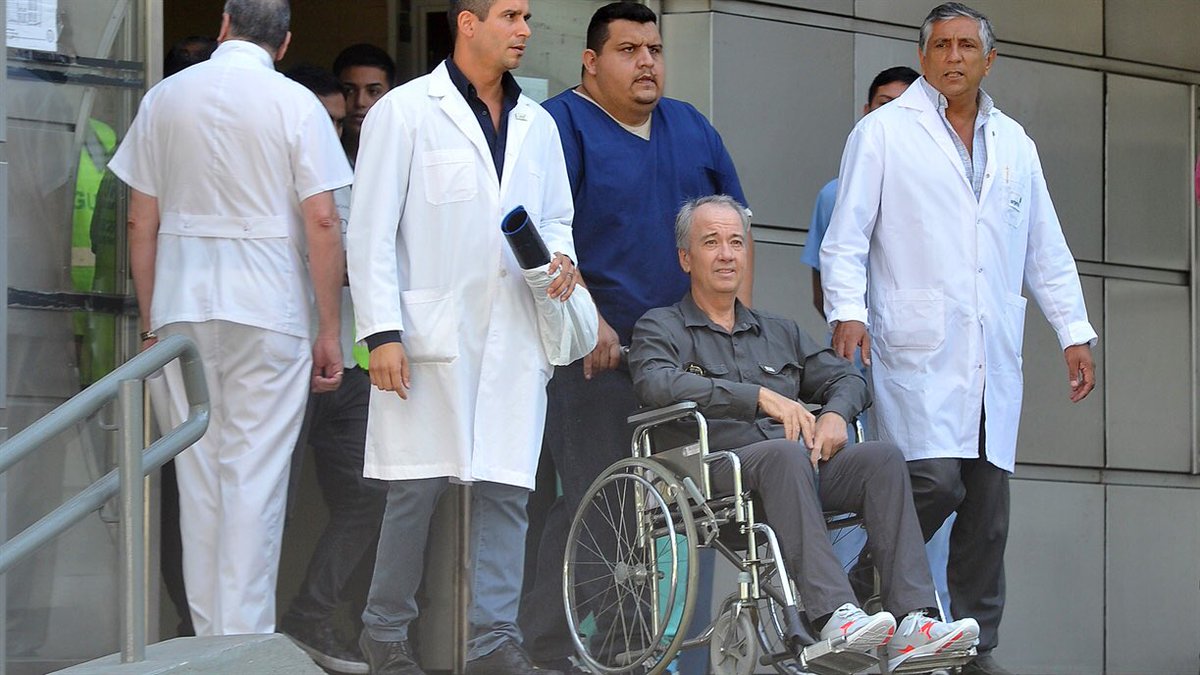 pviloutaoficial's tweet photo. Al vídeo del policía matando al LADRoN, le faltan las imágenes de una persona con 10 puñaladas , robada y agonizando. https://t.co/Y3gJoBuH1b