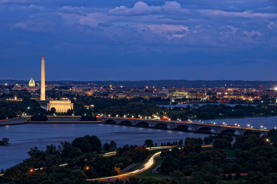 GrayLineToursDC's tweet photo. A romantic dinner cruise on the #PotomacRiver, a stroll along the #NationalMall, admiring #WashingtonDC's stunning skyline from the top of the #CapitalWheel - these are just a few unique ways you could spend #ValentinesDay in the city 😍 https://t.co/NXWYRaOX4f https://t.co/bzQlX3W2VH