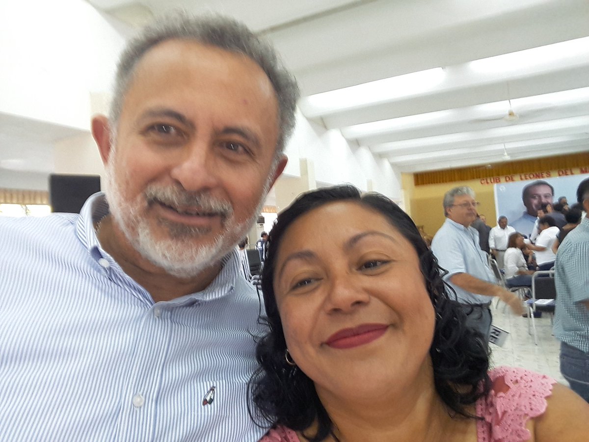 WirleyCarballo's tweet photo. Para que  #Mérida siga brillando con @RenanBarrera seguiremos la continuidad de buenos gobiernos.
#ElCaminoSeguro ✌💙💙
#CanbiemosLaHistoria https://t.co/FdxC4W6IzM