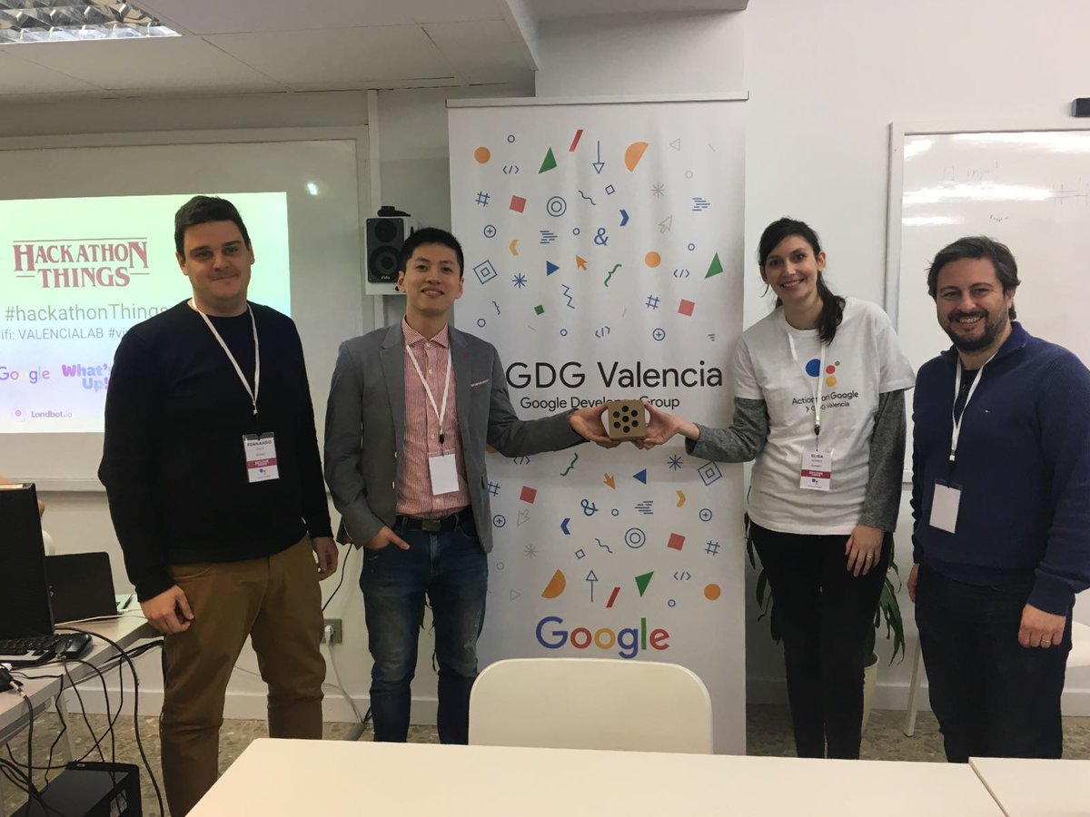 gdgvalencia's tweet image. Aquí tenemos a nuestros expertos a punto de evaluar las propuestas y elegir los ganadores del #HackathonThings 🤖