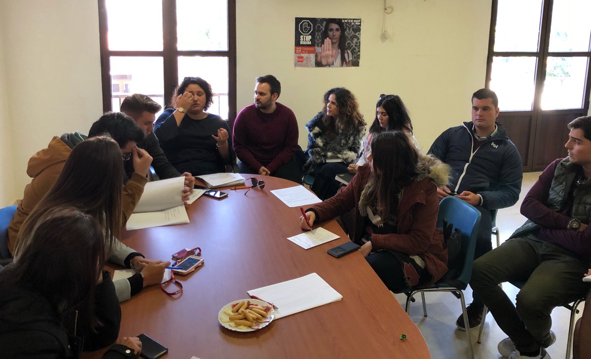 CepJSACadiz's tweet photo. La nueva ejecutiva se reúne por primera vez para marcar las primeras directrices. Arrancamos con ganas, ilusión y mucho socialismo. Nuevos proyectos en igualdad, desarrollo rural, emancipación... y, sobre todo, cargados de nuevas ideas. 🌹💭@angelitocrim https://t.co/hBCv5Oiqc6