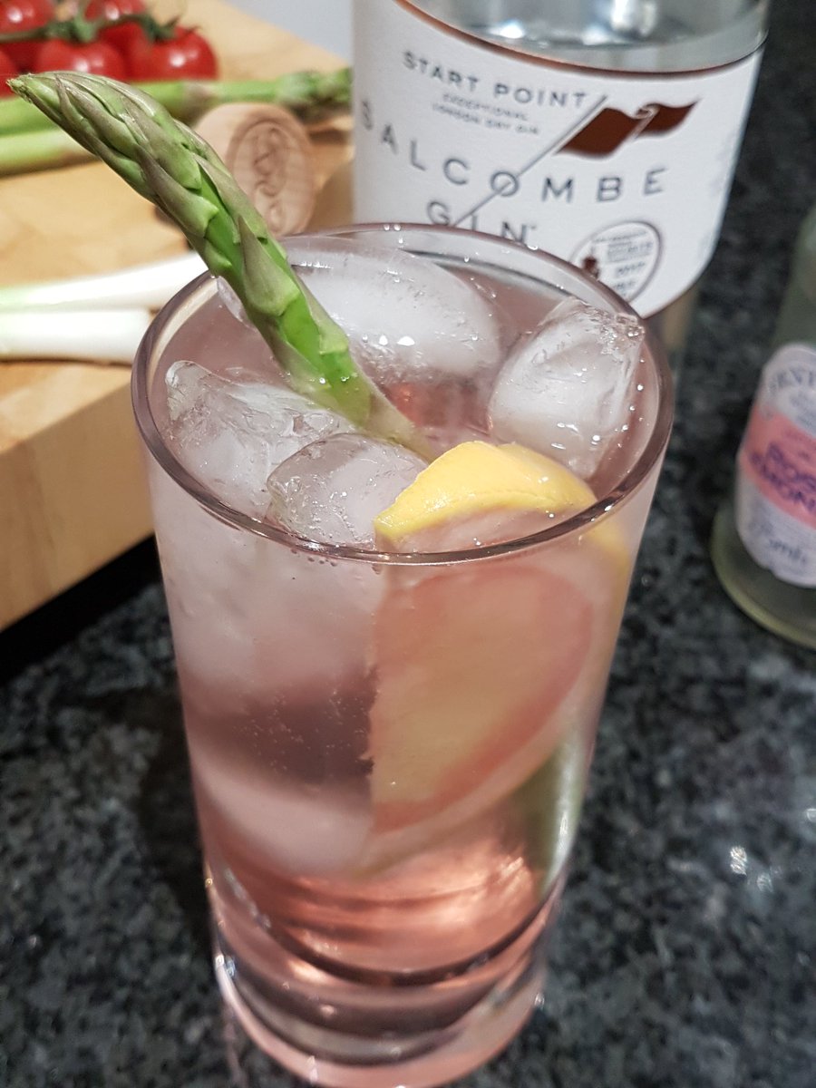 Taste_for_gin's tweet photo. Pushing #plasticfree no #singleuseplastic #PlasticFreebruary let's #vegit #asparagus really works well - love it! @SalcombeGin @FentimansLtd #Februaryfun #Ginstagram @craftginclub #Gin #ginlover #gin #ginoclock @GinDrinkers @TheGinBible @TheGinAuthority @_ginterest @ATUKGin https://t.co/hBSQ9chJUv