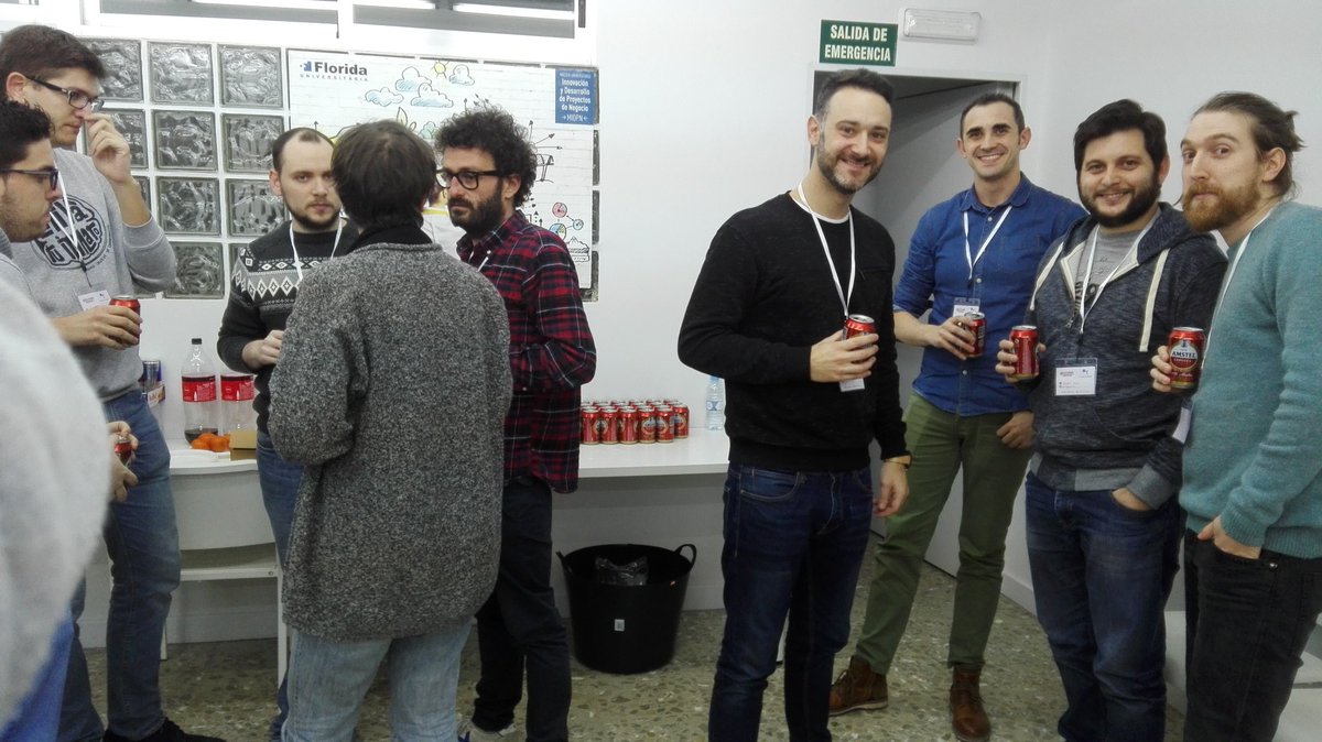 gdgvalencia's tweet image. Networking y cervezas 🍻 para conocerse mejor antes de empezar con los pitches. ¡Suerte a todos! #HackathonThings #hackathon @GDG_ES @ActionsOnGoogle @redbull