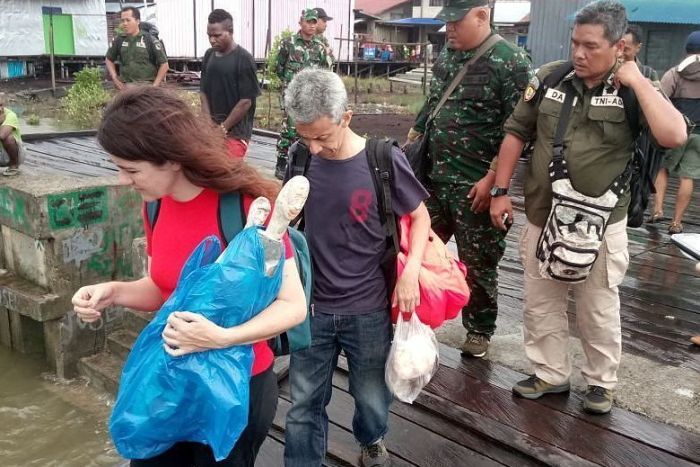 BennyWenda's tweet photo. It is outrageous that the #IndonesianMilitary evicted these foreign journalists from #WestPapua, simply for telling the truth about the #WestPapuaHealthCrisis in #Asmat. The #IndonesianGovernment cannot hide the truth any longer. https://t.co/riQxNlDKhK https://t.co/boC5XhurCq