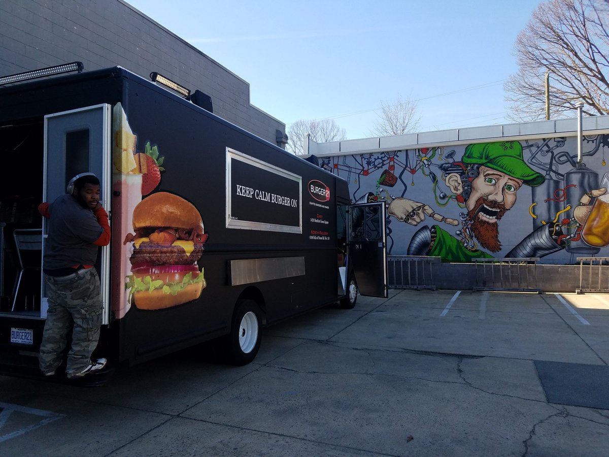 NickelpointBrew's tweet photo. @B21FoodTruck is in da house. Late lunch or early dinner, these guys are the bomb. #eatlocal #drinklocal #fivepointslife #SaturdayMotivation #fivepointsbeerdistrict @Ncbeerguys @TriBreweries https://t.co/fyxfk3z7Yc