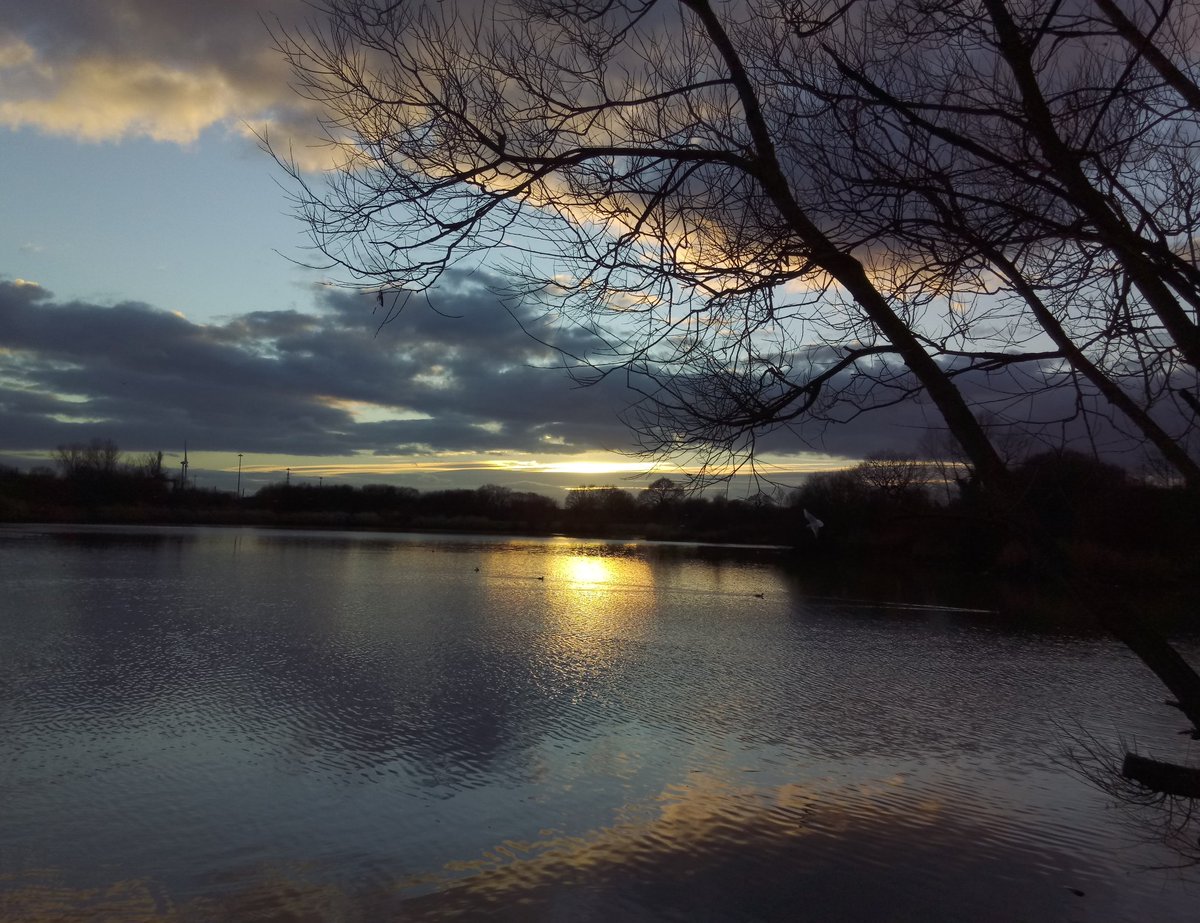 CardiffWeAre's tweet photo. Absolutely stunning from Kayleigh - a beautiful sunset at Hendre Lake, Cardiff - courtesy @KayleighSSSOSL https://t.co/JhsQrD4IIQ