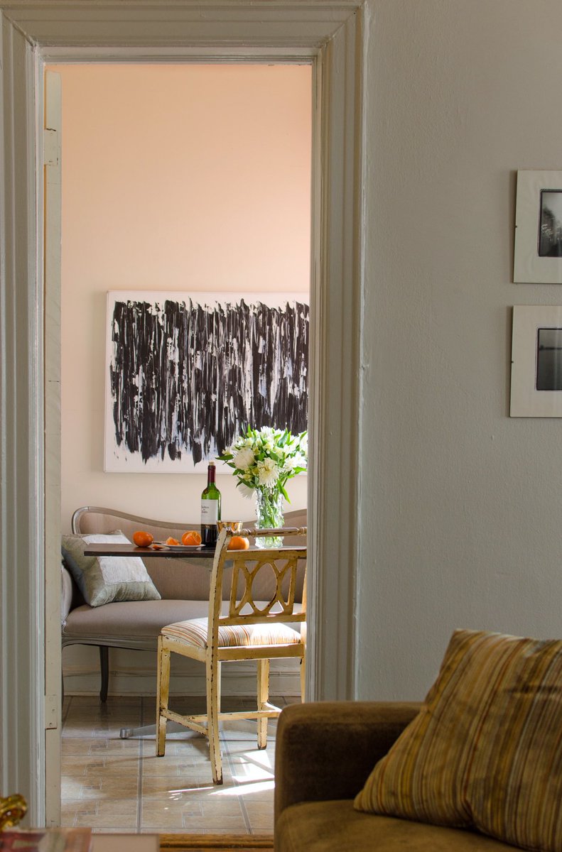 abuelapeaz's tweet photo. This Saturday reminiscing of having coffee in my #cozy #breakfastarea in my old #studioapartment. A great place for contemplating what the day might bring #weekend #interiordesign #settee #art #modernart #homedecor #home #throwpillows #neutralinterior #neutrals #ZanslerInteriors https://t.co/P5dt7k6fR8