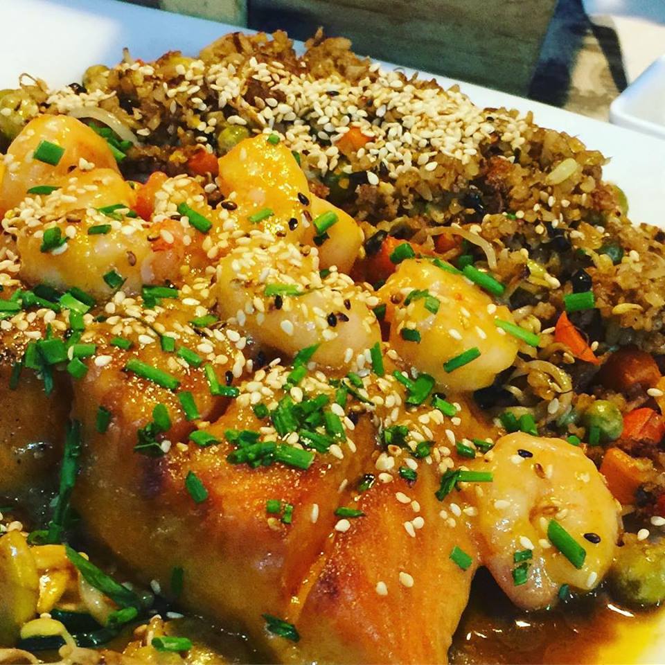 Tenemos para ti y tu familia deliciosos platos a la plancha como este #SalmónEn SalsaDeCamarones en @hanashisushi visítanos o pide a domicilio para compartir en casa ☎6698867 - 4260873